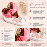 Infobild „Herzensgold“: handgefertigtes Herz aus Maserholz und pink-weißem Epoxidharz auf weißem Jesmonite-Tablett mit Blattgold, zwei Rosenquarzen und einem Bergkristall, plus Detailansichten, Maße und Materialinfos.