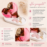 Infobild „Herzensgold“: handgefertigtes Herz aus Maserholz und pink-weißem Epoxidharz auf weißem Jesmonite-Tablett mit Blattgold, zwei Rosenquarzen und einem Bergkristall, plus Detailansichten, Maße und Materialinfos.