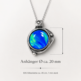 Größenbild des Anhängers „Galactic Glow“ mit blau-grün schimmerndem Labor-Opal in Antik-Silber-Optik, Anhänger ca. 20 mm Durchmesser, inklusive 925 Silberkette ca. 45 cm.