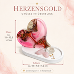 Größenbild „Herzensgold“: handgefertigtes Dekoherz aus Maserholz und pinkem Epoxidharz auf Jesmonite-Tablett mit Blattgold, zwei Rosenquarzen und Bergkristall, mit Maßangaben zu Herz und Tablett.