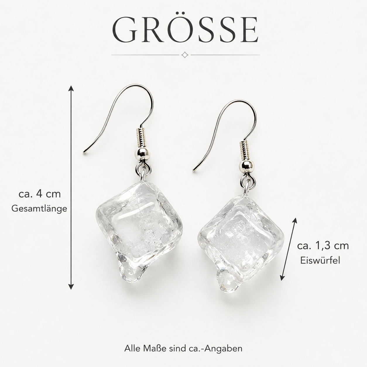 Größenbild der handgefertigten EISKLAR Eiswürfel Ohrringe aus transparentem Epoxidharz mit 925 Silber Ohrhaken, schmelzender Ice-Look, Eiswürfel ca. 1,3 cm und Gesamtlänge ca. 4 cm.