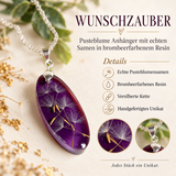 WUNSCHZAUBER Info-Detailbild: handgefertigter ovaler Pusteblume Anhänger mit echten Samen in brombeerfarbenem Resin an versilberter Kette, edler Naturschmuck in Violett, detailreiche Produktansicht mit Nahaufnahmen von Samen, Fassung und Oberfläche, Unikat von ZeitlosSchmuckDesign.