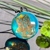 Hamsa Hand Anhänger Epoxidharz türkis gold – rundes Cabochon ca. 4 cm an schwarzem Baumwollband, handgefertigtes Unikat