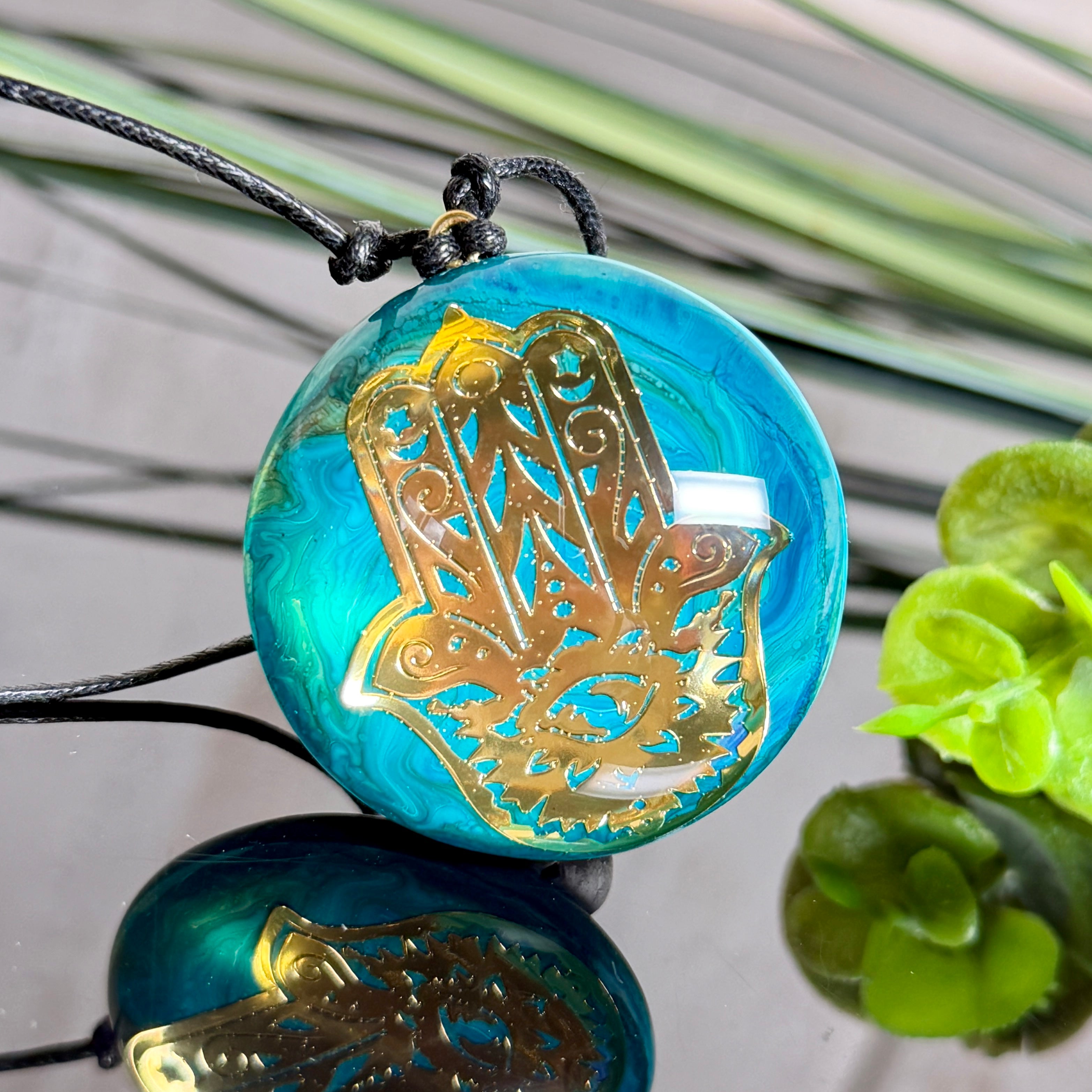 Hamsa Hand Anhänger Epoxidharz türkis gold – rundes Cabochon ca. 4 cm an schwarzem Baumwollband, handgefertigtes Unikat