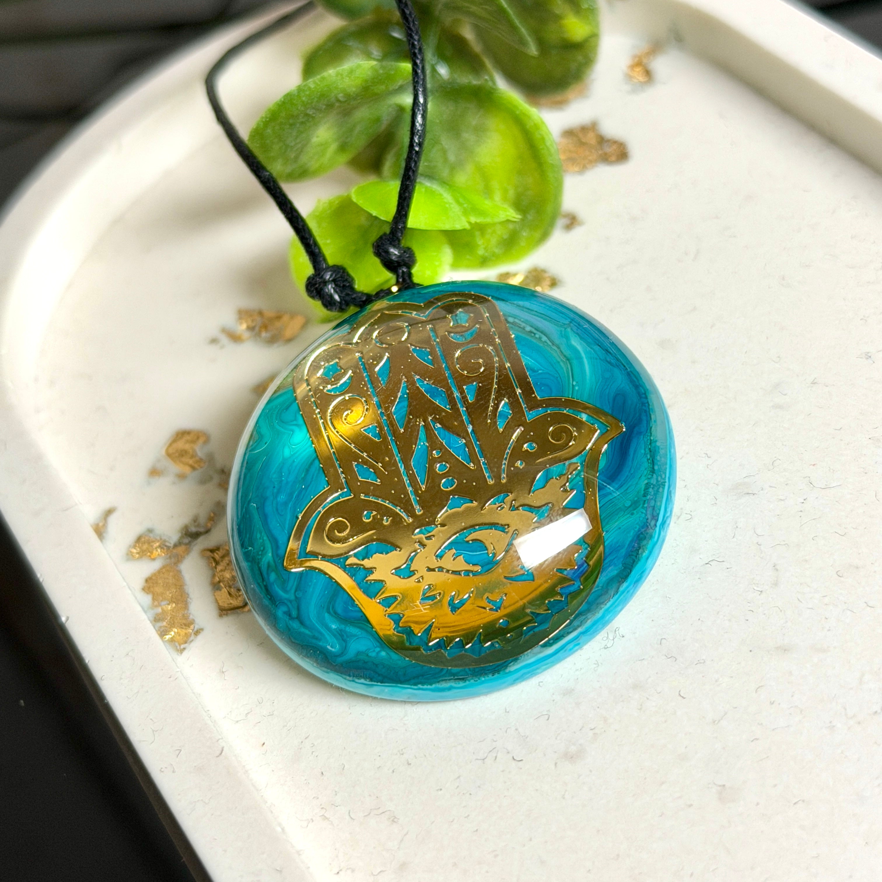 Hand der Fatima Anhänger – goldenes Hamsa-Motiv auf türkisem Epoxidharz Cabochon, handgefertigtes Schutzamulett