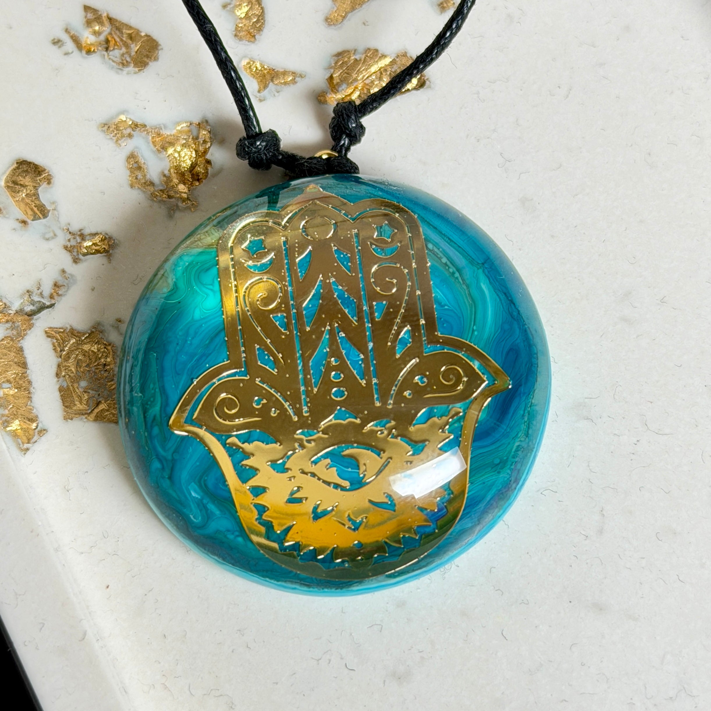 Hamsa Licht Anhänger – Schmuckunikat aus Epoxidharz in Türkis, Petrol und Gold, Schutzsymbol mit Hamsa-Hand