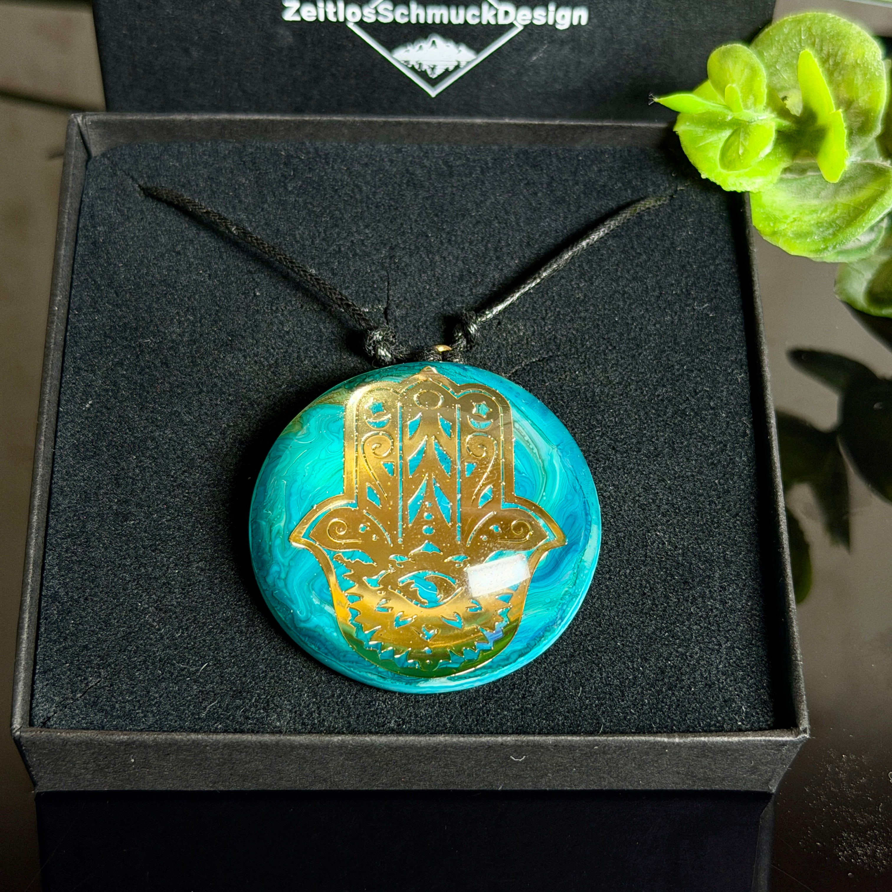 Hamsa Hand Halskette aus Epoxidharz – türkis-petrolfarbenes Cabochon mit goldener Fatima-Hand, Baumwollband 95 cm verstellbar