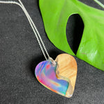 Handgefertigter Herzanhänger aus Maserholz und schimmerndem Opalharz, inspiriert von den Farben der Aurora Borealis. Das Holz zeigt eine feine Maserung, das Harz leuchtet in Rosa-, Blau- und Violetttönen. Mit zarter 925 Silber-Ankerkette (1 mm stark, 45 cm lang) und Silberöse. Ein edles Unikat in liebevoller Handarbeit gefertigt.